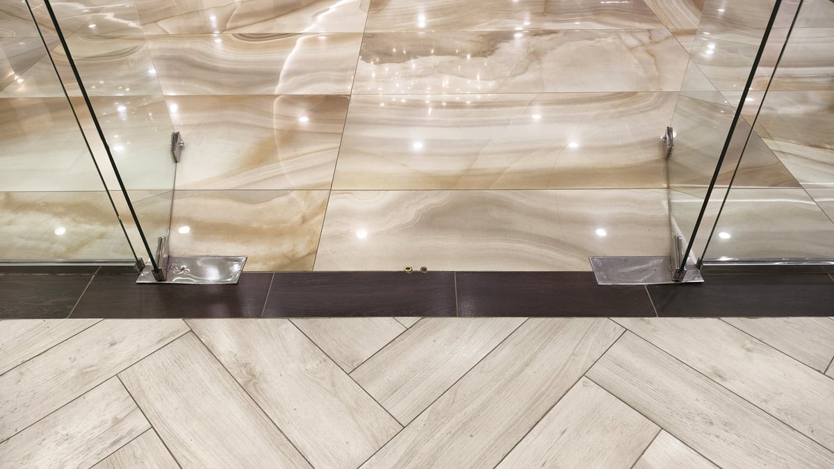 Marble-effect tiles with clean grout lines